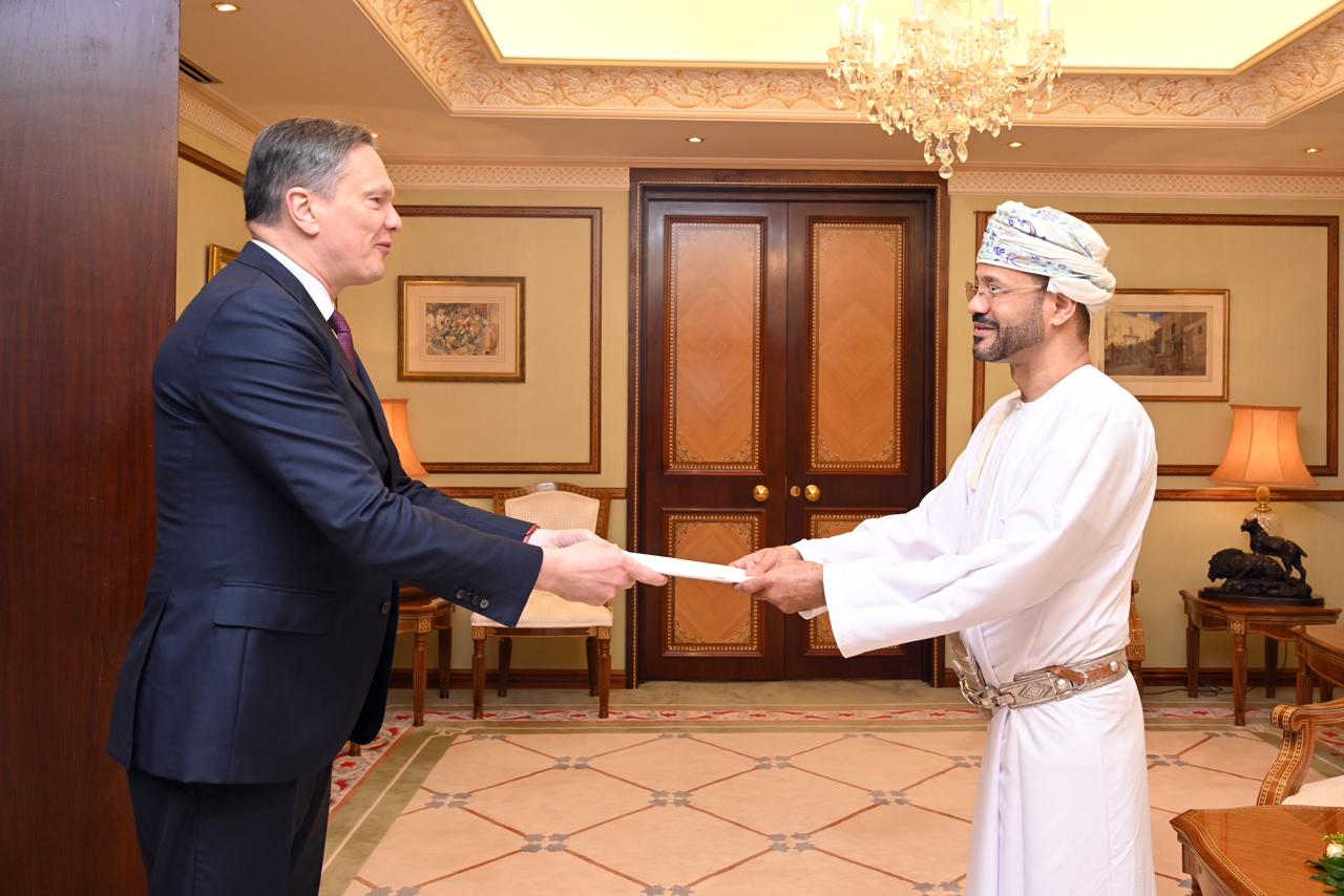 السيد بدر يتسلم نسخة من أوراق اعتماد سفير ليتوانيا