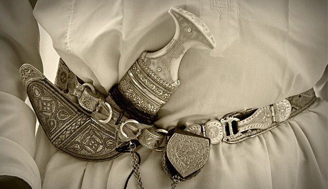 الخنجر العماني دليلٌ للقوة والشجاعة فماذا قال الرحالة الأوروبيون عنه؟