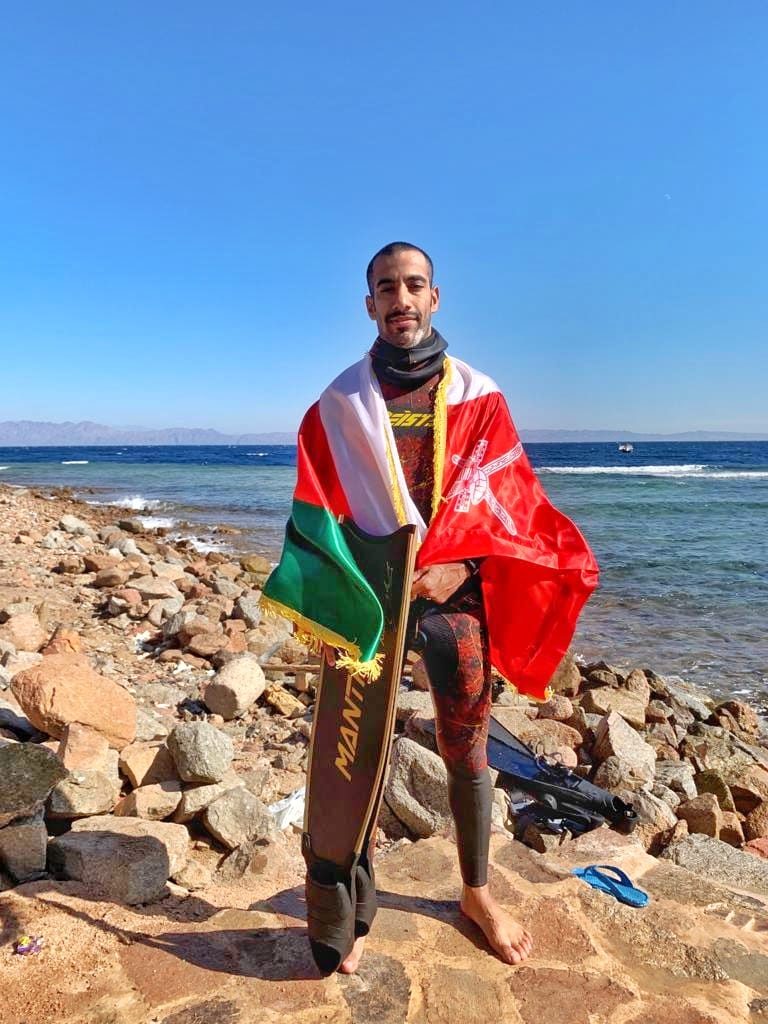 مُحققًا رقمًا جديدًا: عُماني يصل إلى أكثر من 50 مترًا تحت الماء