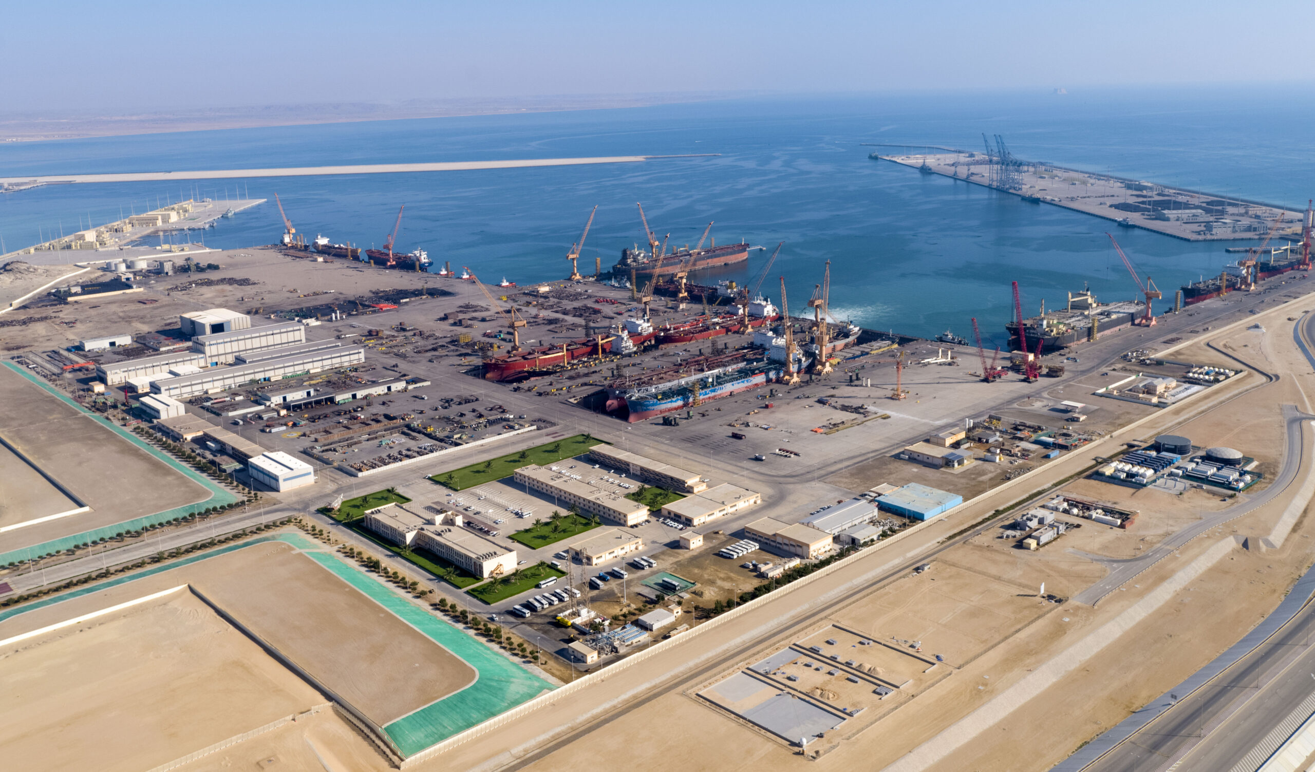 تخريج عدد من المتدربين من معهد الدقم للتدريب الصناعي