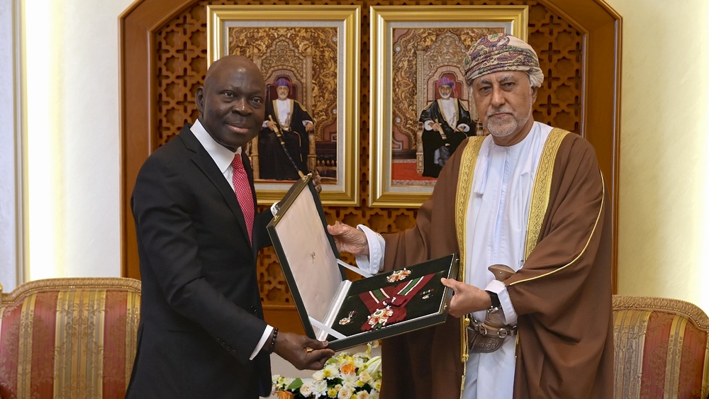 جلالة السُّلطان يُنعم بوسام التكريم لمدير عام منظمة العمل الدولية