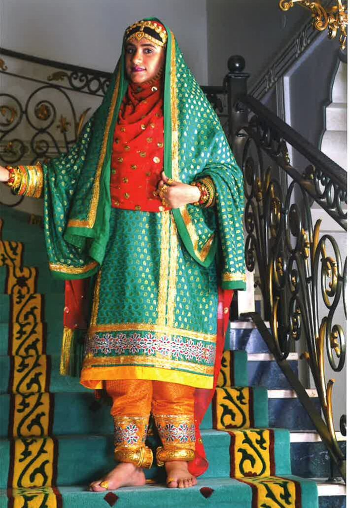 بالصور: تنوع زاهٍ بين أنماط الزي النسائي للمرأة العمانية