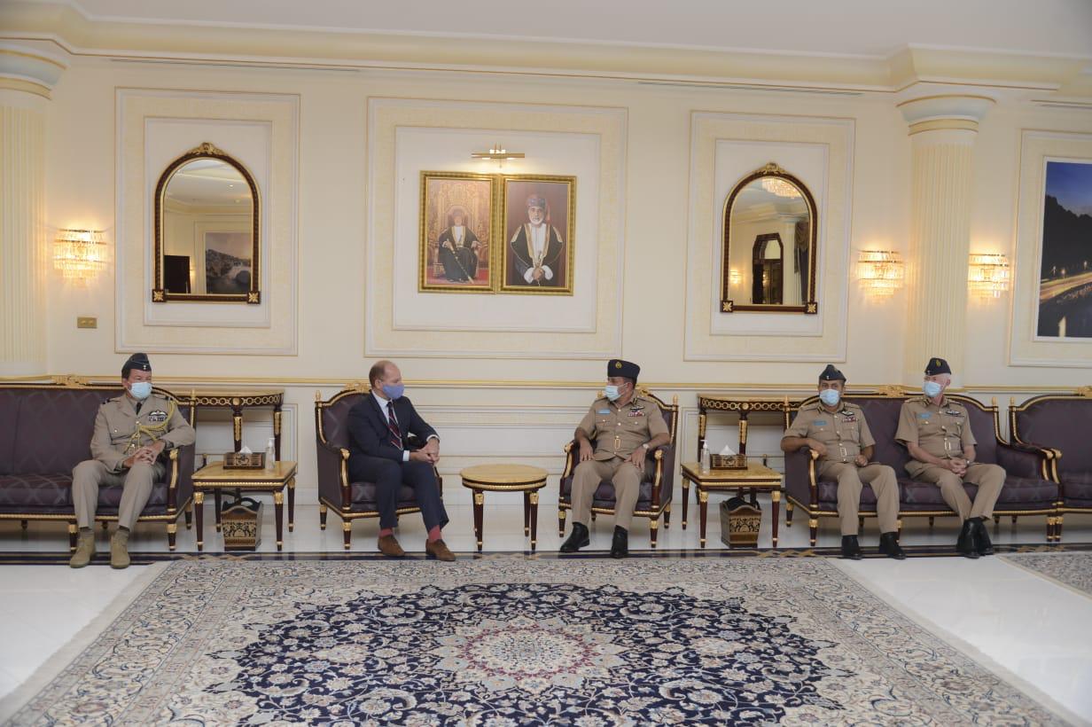 مسؤول بريطاني يصل السلطنة
