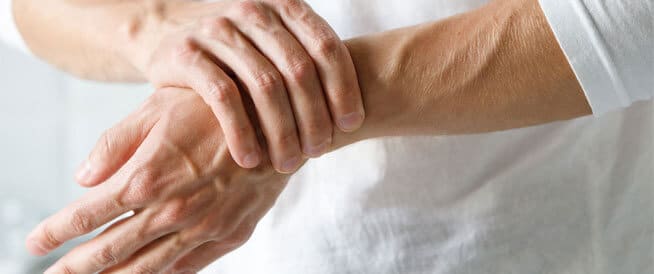 لمن يشعر بتنميل في أطرافه؛ هذا الحوار مع اختصاصي سيوضح لك الأسباب والعلاج