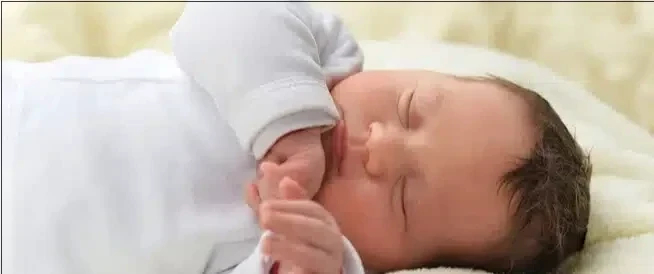 هل لاحظت رأس طفلك الرضيع مُسطحًا؟ إليك ما ينبغي معرفته عن هذه الحالة