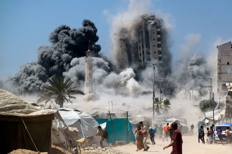 الفوسفور الأبيض والركام السام: الغارديان تكشف الوجه الخفي للحرب على غزة