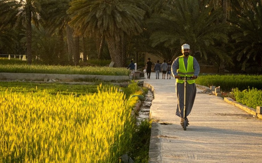 بالصور والفيديو: أنت مدعو للتجوّل في قرية عمانية قديمة باستخدام الـ “سكوتر”