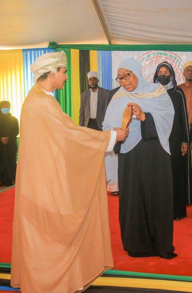 رئيسة تنزانيا تفتتح جامعًا بناه عمانيون وتؤكد: عُمان لا تشترط توجهًا دينيًا محددًا