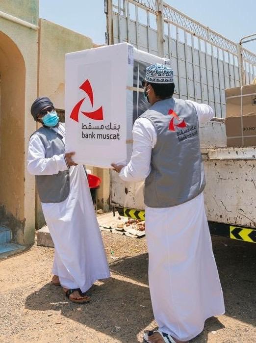 ضمن “تضامن”: بنك مسقط يواصل توزيع مستلزمات منزلية لأسر الضمان الاجتماعي