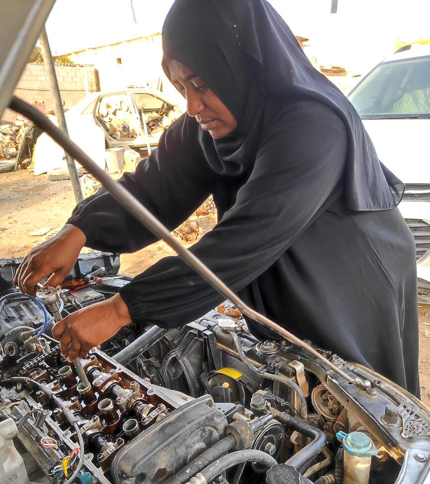عُمانية بدأت ببيع قطع غيار السيارات منذ 15 عامًا إلى أن أصبحت ميكانيكية ماهرة