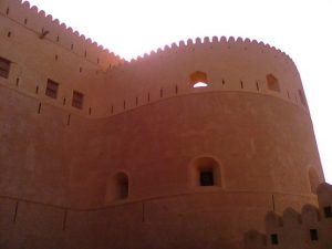 كيف أثّر تطور التسليح الحربي على عمارة الأبنية الدفاعية في السلطنة