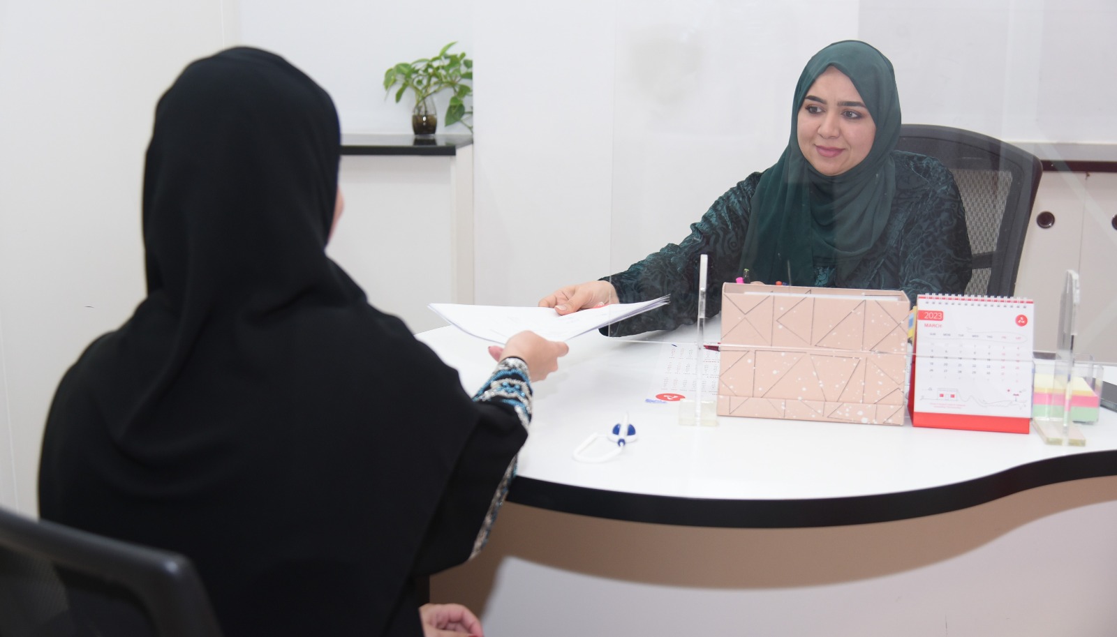 تزامنا مع يوم المرأة العمانيّة: بنك مسقط يحتفي بإسهامات الموظّفات في دعم مسيرته الناجحة ويؤكد أهمية أدوارهنّ في خدمة المجتمع