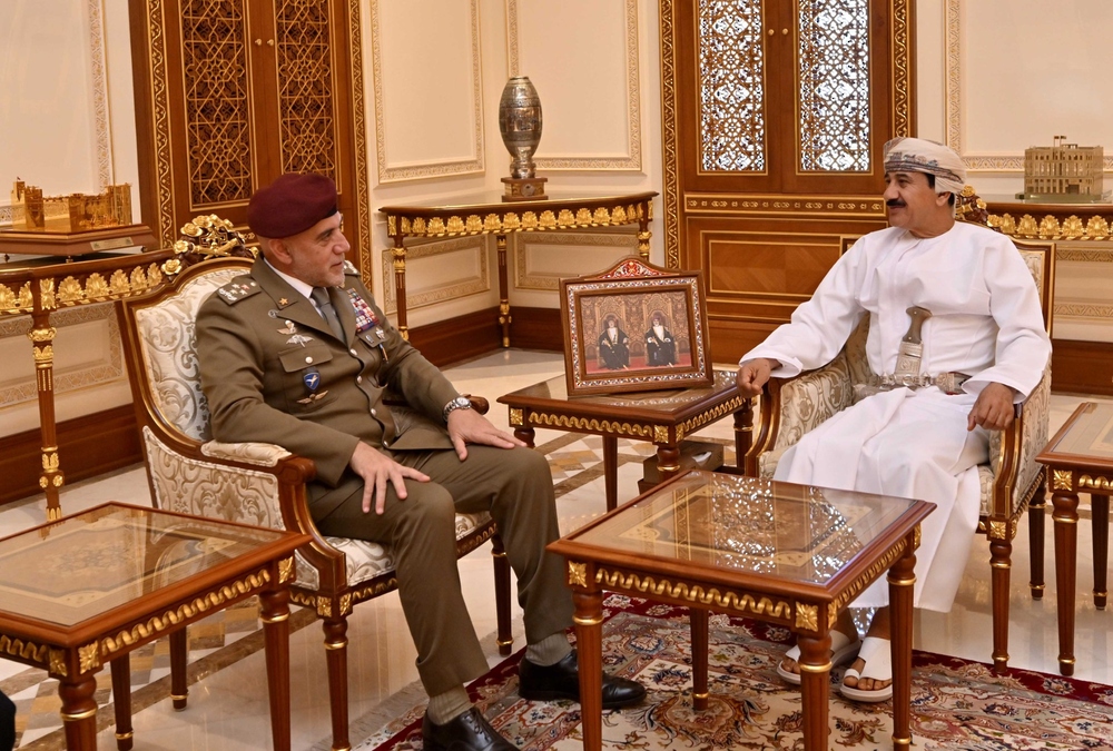 3 مسؤولين يستقبلون مسؤولًا عسكريًا إيطاليًا