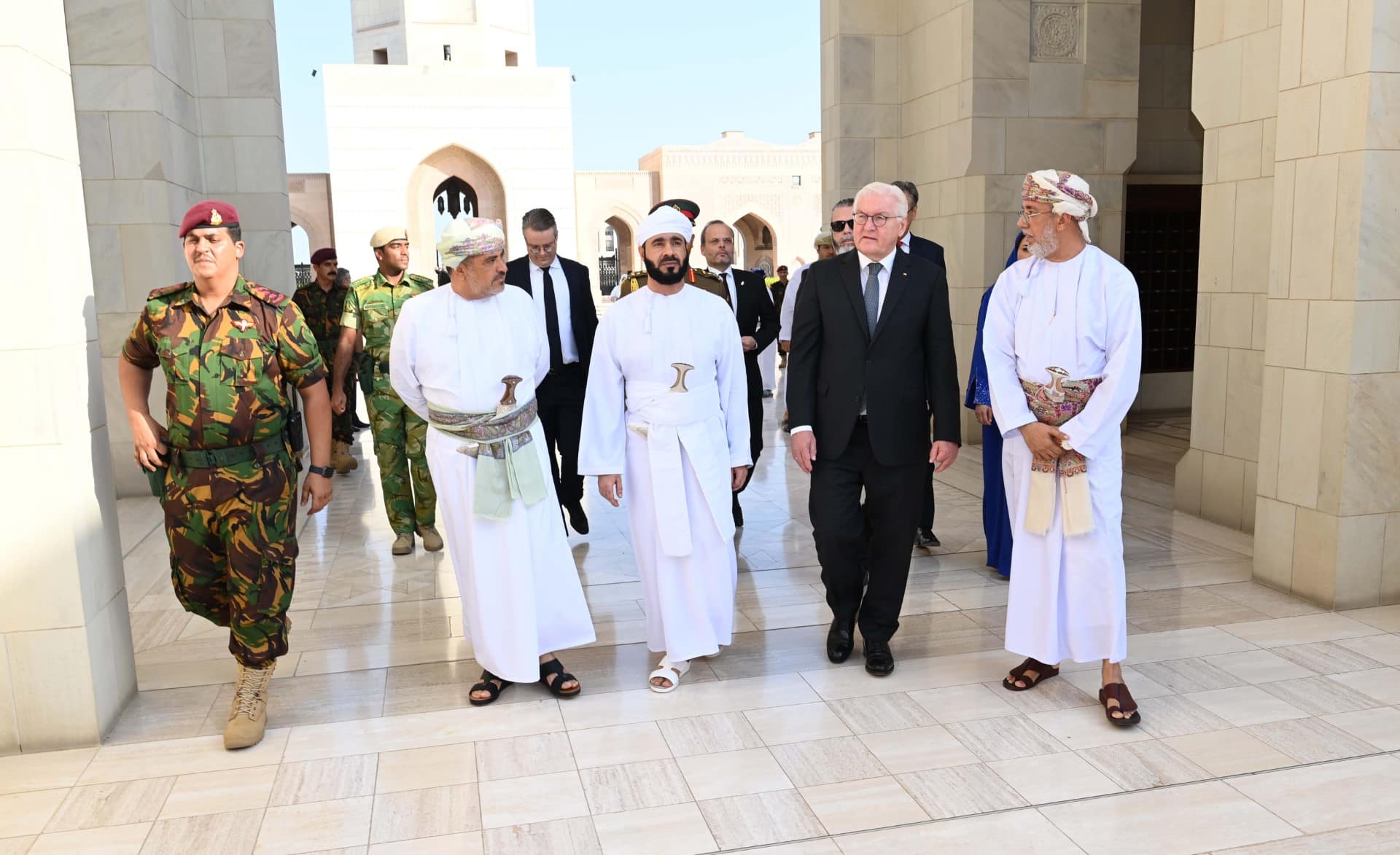 4 صور من زيارة الرئيس الألماني وحرمه للجامع الأكبر