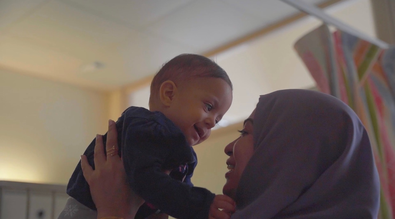 بالصور: ‎‎”المها” تحتفل بالقرنقشوه مع أطفال المستشفى السلطاني