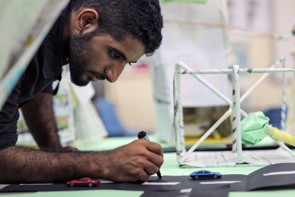 لطلاب الصف الحادي عشر: التسجيل مفتوح في برنامج تكاتف