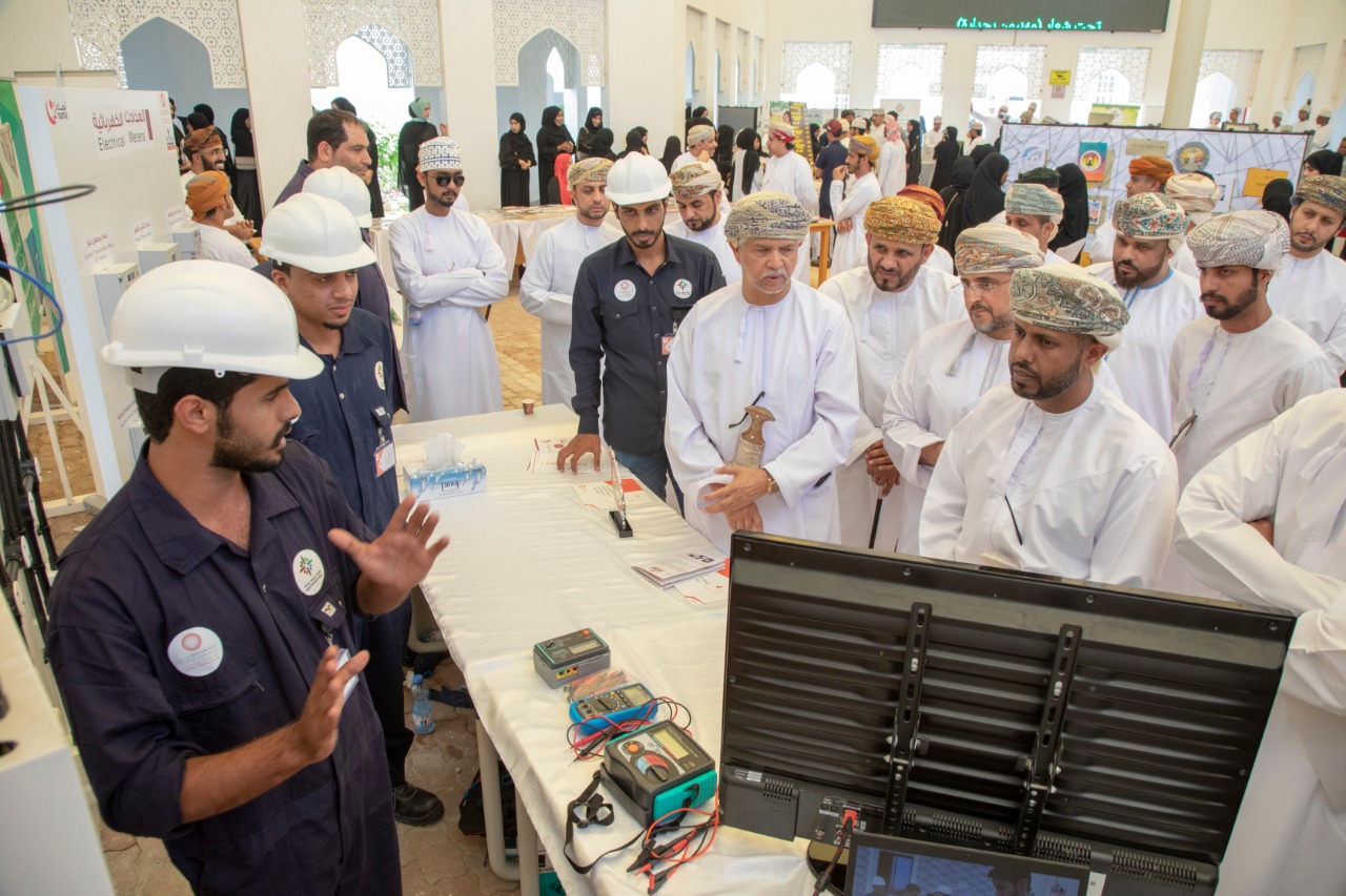 إقبال على ركن ظفار للطاقة في معرض “مهنيون بجدارة”