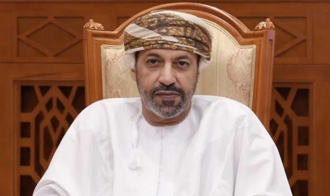السيد حمود بن فيصل يتلقى رسالة من سيف بن زايد