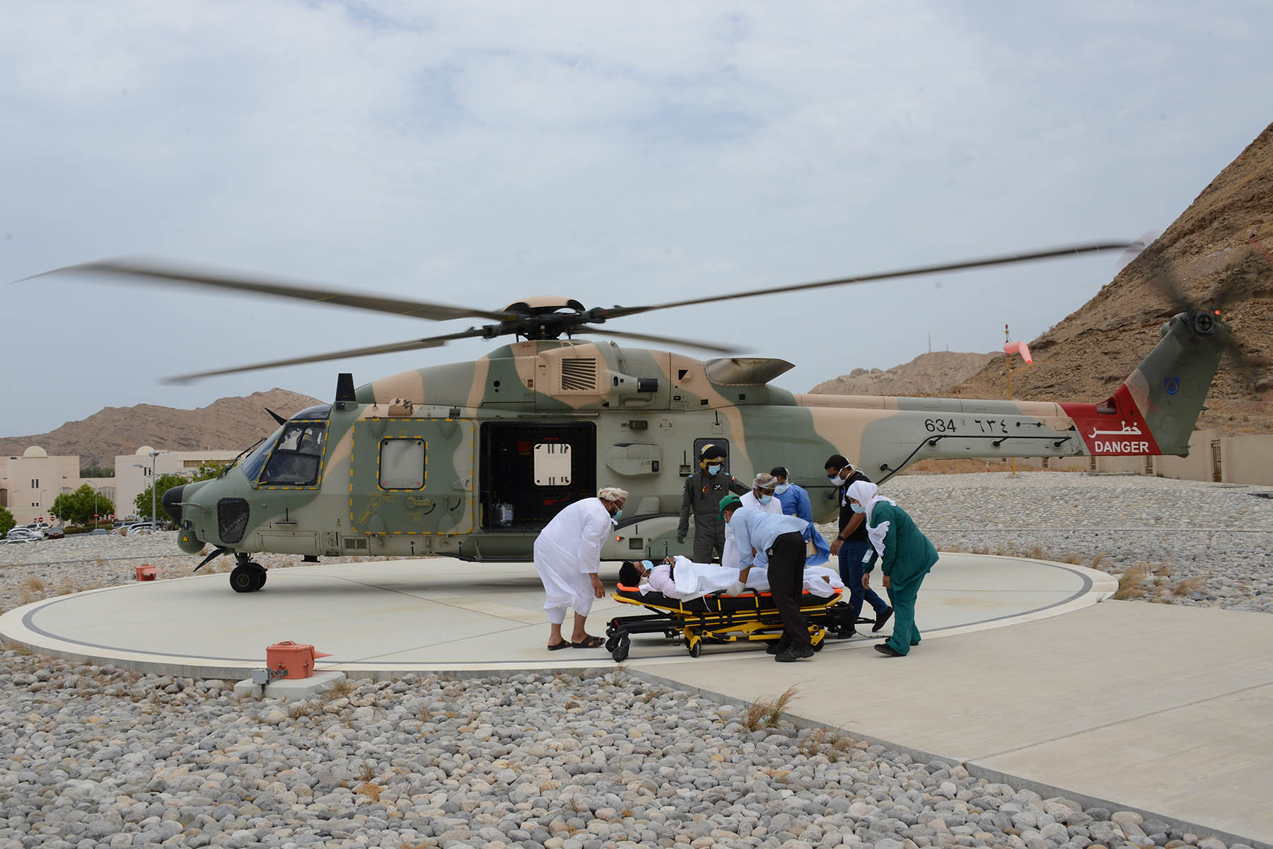 نقل وافد يعاني من حالة مرضية حرجة