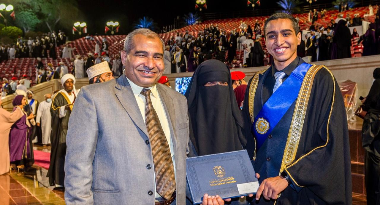 تخرّج “الأول” من جامعة السلطان قابوس ويواصل طموحه بدراسة لغة “غوته”