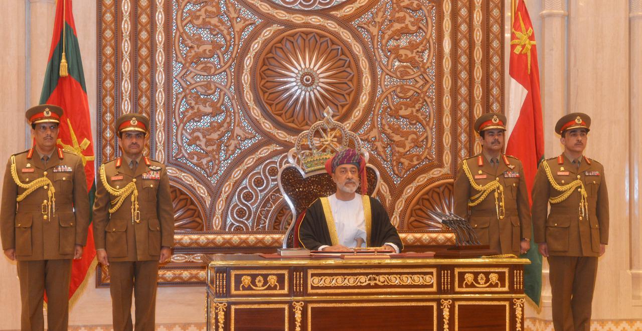 بينهما 8 سنوات: خطابان سلطانيان في قاعة واحدة