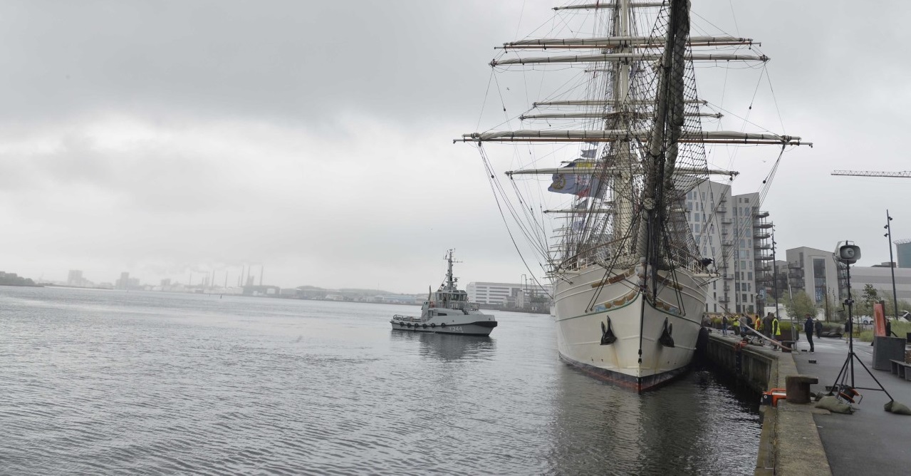 حاملةً رسالة عمانية سامية: “شباب عُمان الثانية” ترسو في محطة جديدة