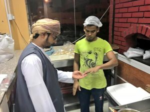 بالصور: إتلاف أغذية معدة لمقاصف مدرسية