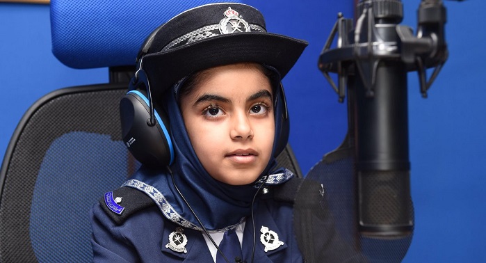 الشرطة تكرّم طفلة انتشر عنها مقطع مرئي