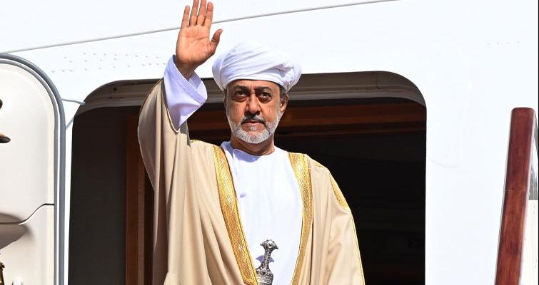 وزير الخارجية الإيراني يشير إلى زيارة مرتقبة لجلالة السلطان إلى طهران