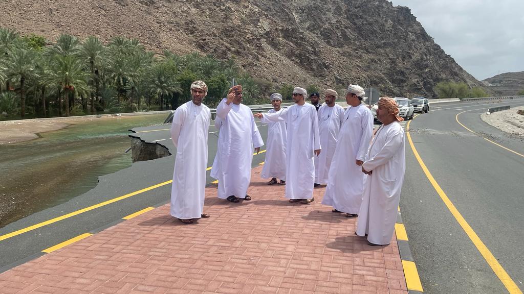 فريق طارئ لإعادة التأهيل الفوري للطرق المتضررة بالأمطار في مسندم