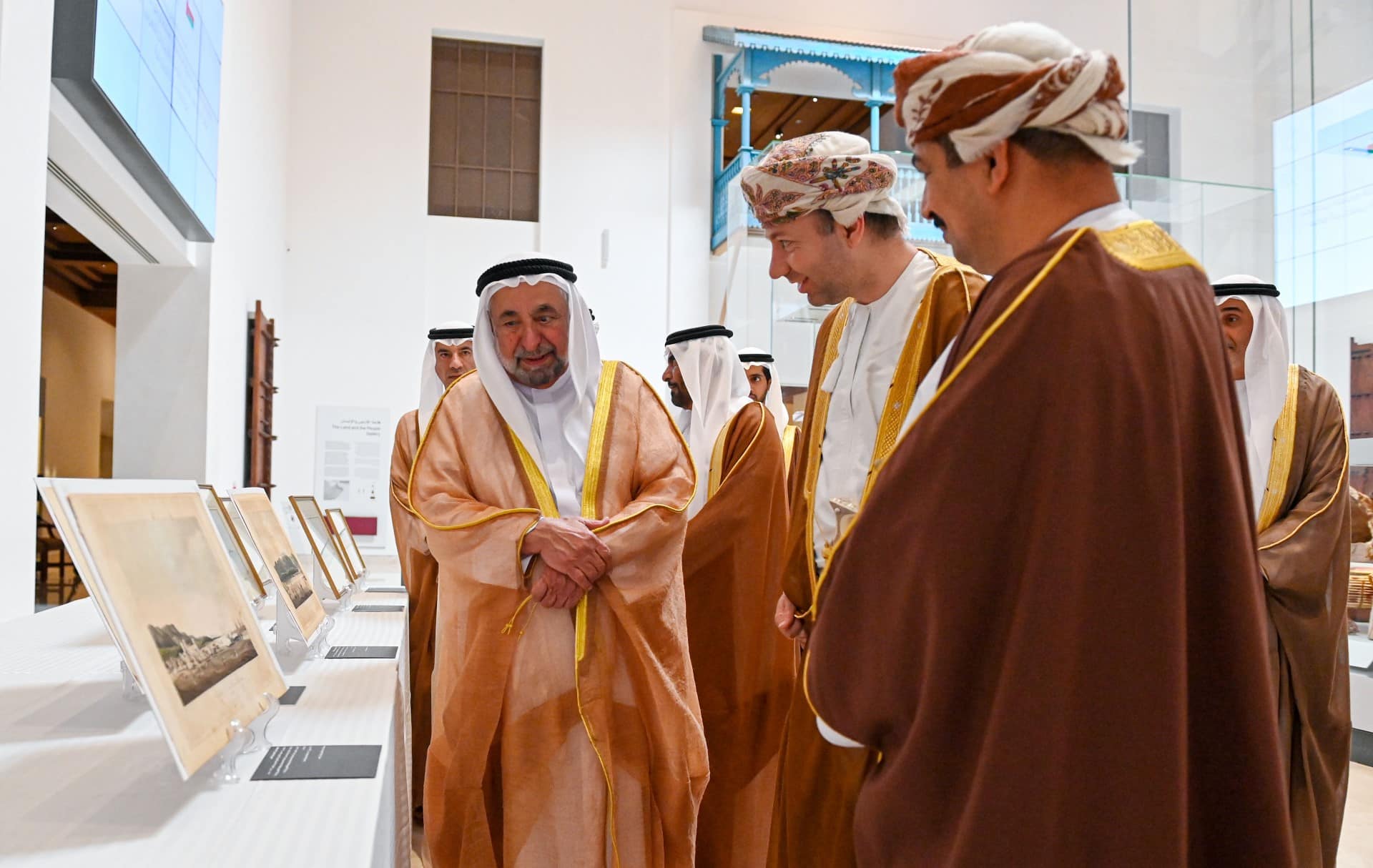 بالصور: حاكم الشارقة يزور مركز جامعة السُّلطان قابوس الثقافي ويتجول في المتحف الوطني