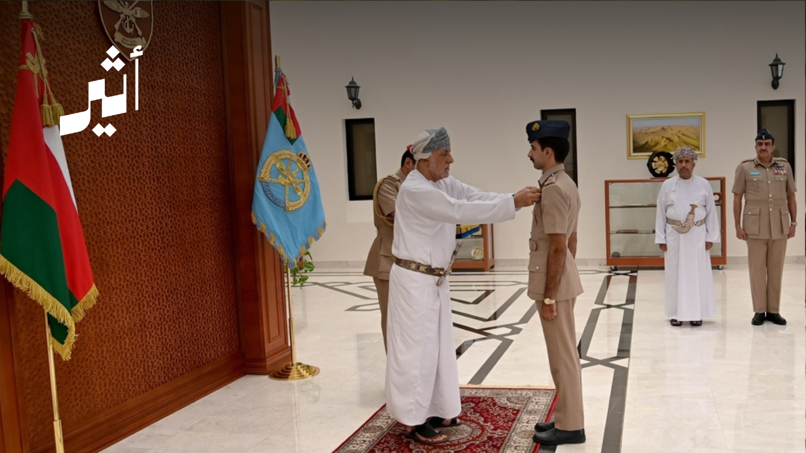 سمو السيد نائب الوزراء لشؤون الدفاع يقلد أجنحة الطيران لعدد من الضباط