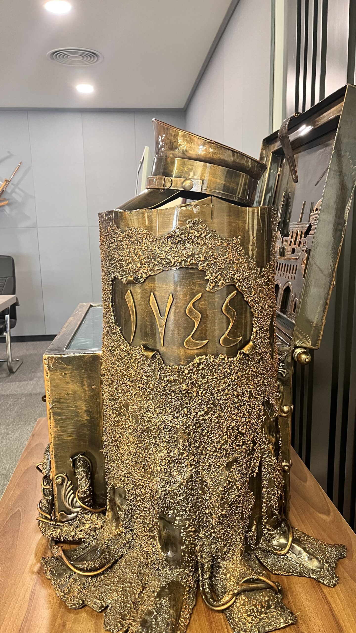 بالصور: “أعز الرجال وأنقاهم” منحوتة فنية فريدة من نوعها