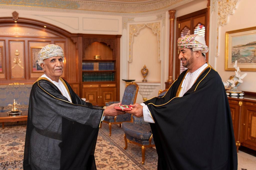 جلالة السلطان يمنح عددًا من الأوسمة