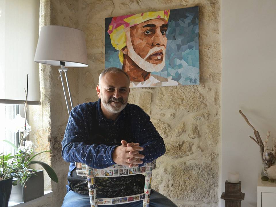 قال بأنه أحبَّ عُمان “من أول نظرة”: فنان يوناني يرسم شخصيات عُمانية ومبيعاته وصلت إلى الصين