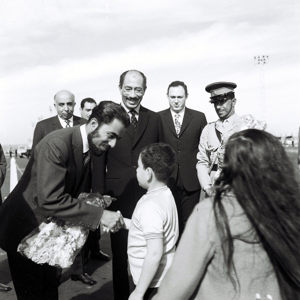 مذكرات لفنان مصري تتضمن حوارًا مع السلطان قابوس يكشف فيه حلمه لعُمان