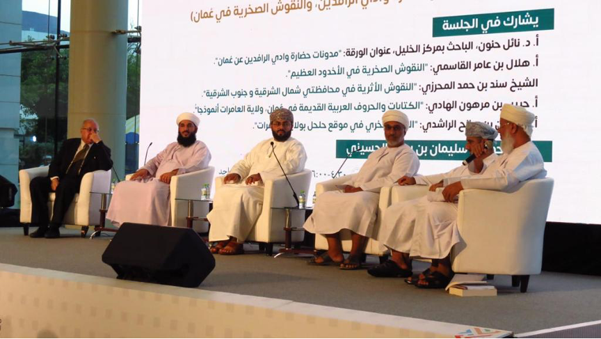 أقدمها في وادي بني خالد: باحثان عُمانيان يوثقان كتابات ونقوشًا أثرية