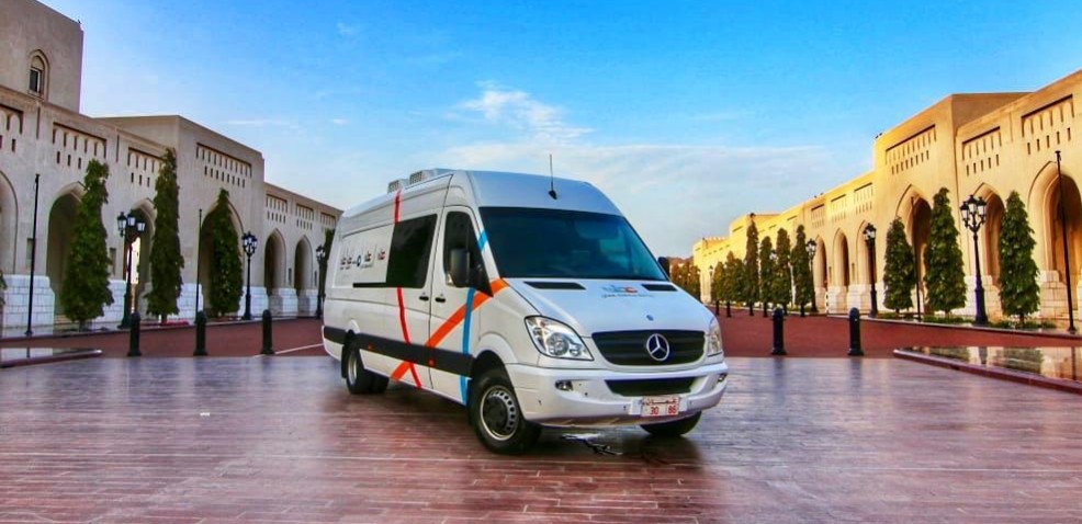 في إنجاز جديد: 10 مهندسين عمانيين ينجحون في تحويل عربة نقل لأستيديو إذاعي