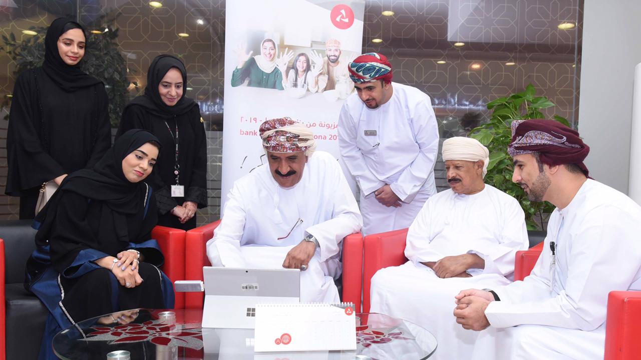 ضمن “المزيونة “: بنك مسقط يجري سحبا على جوائز بـ 300 ألف ريال