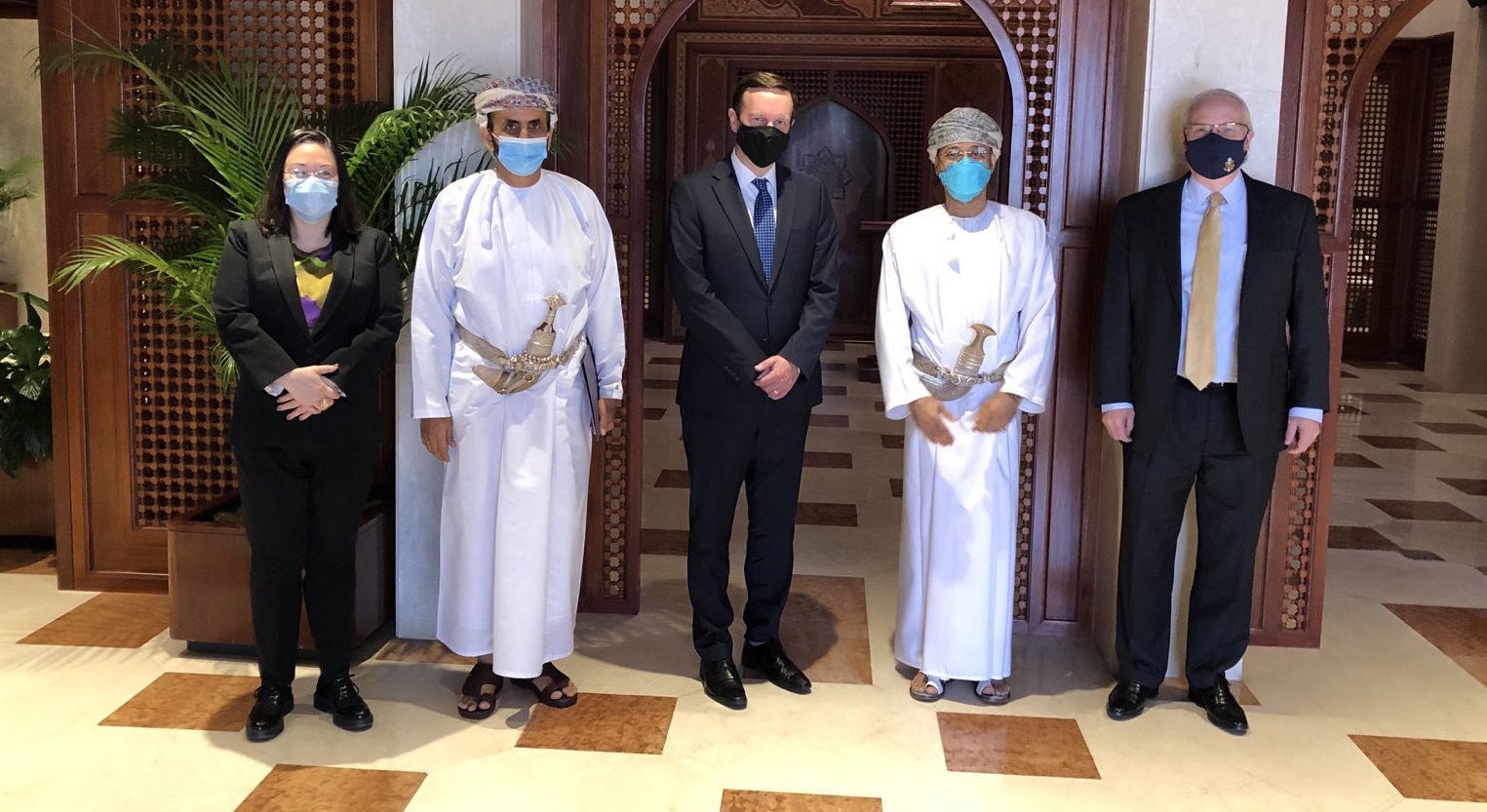 سيناتور أمريكي: دور حاسم لعُمان في إرساء السلام باليمن