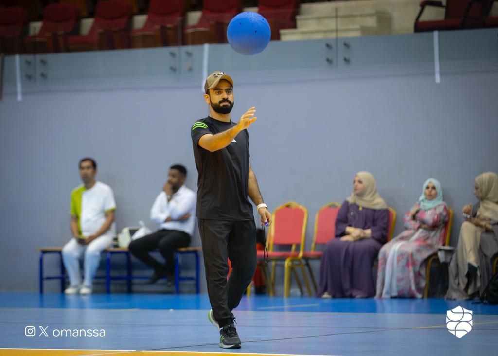إنجاز عُماني: أسعد السالمي يحصد شارة التحكيم الدولية في كرة الهدف للمكفوفين