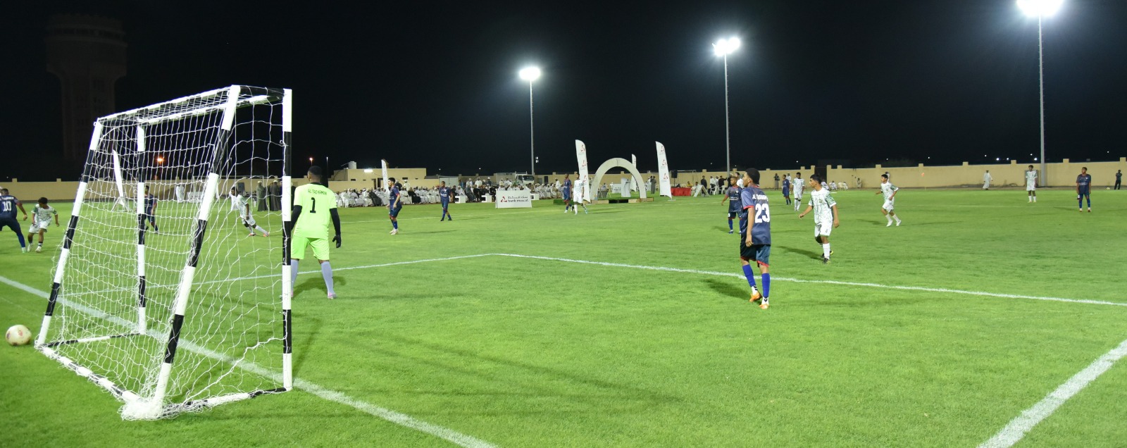 ضمن برنامج " الملاعب الخضراء: بنك مسقط يشارك في افتتاح مشروع إنارة ملعب فريق التضامن بولاية جعلان بني بو حسن