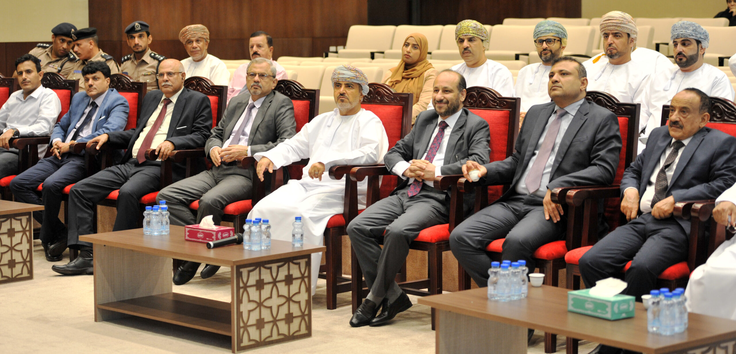 الوفد اليمني يطلع على منظومة النقل واللوجيستيات بمحافظة ظفار