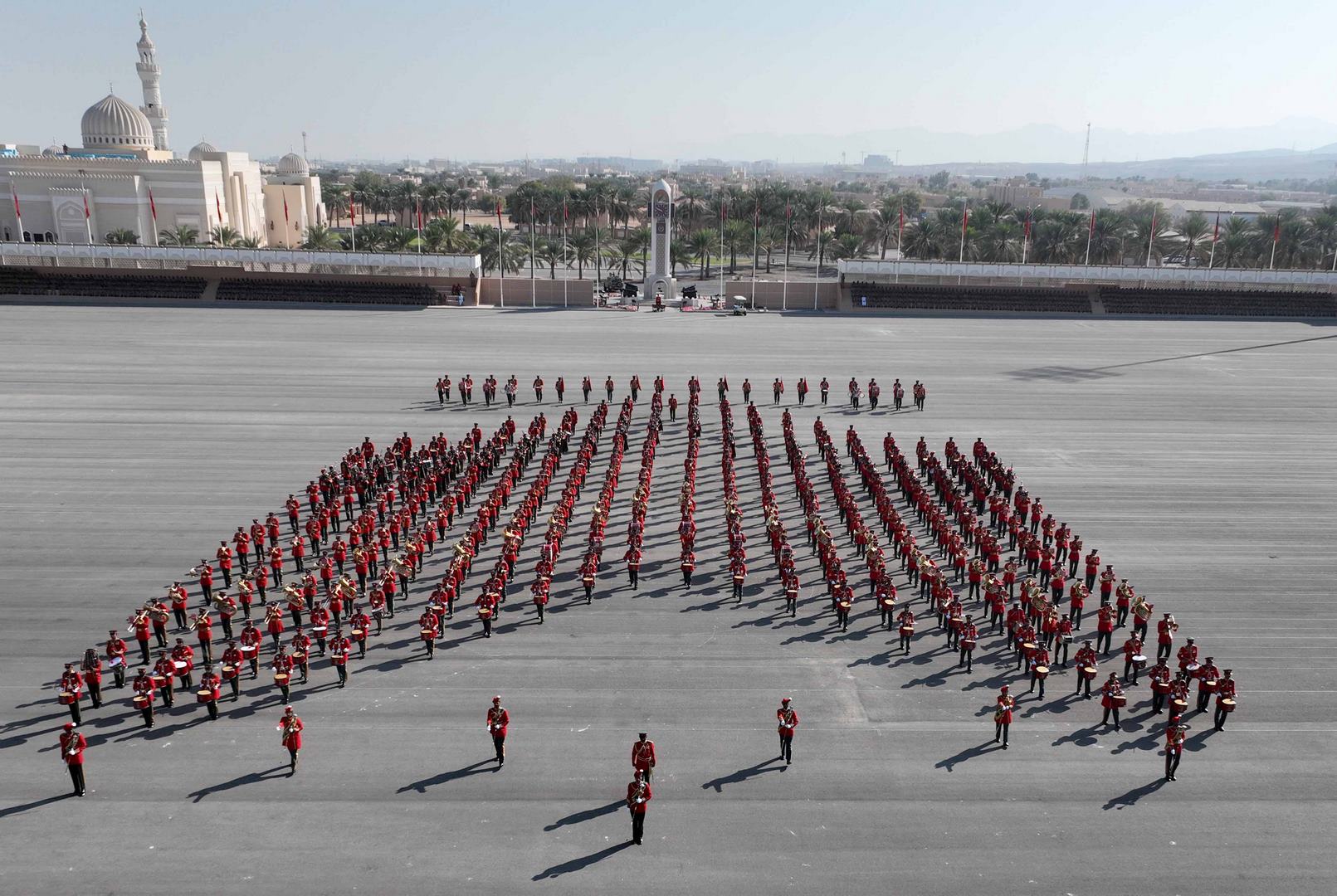بالصور: سمو السيد ذي يزن يرعى تخريج دفعة جديدة من ضباط الجيش السلطاني العماني