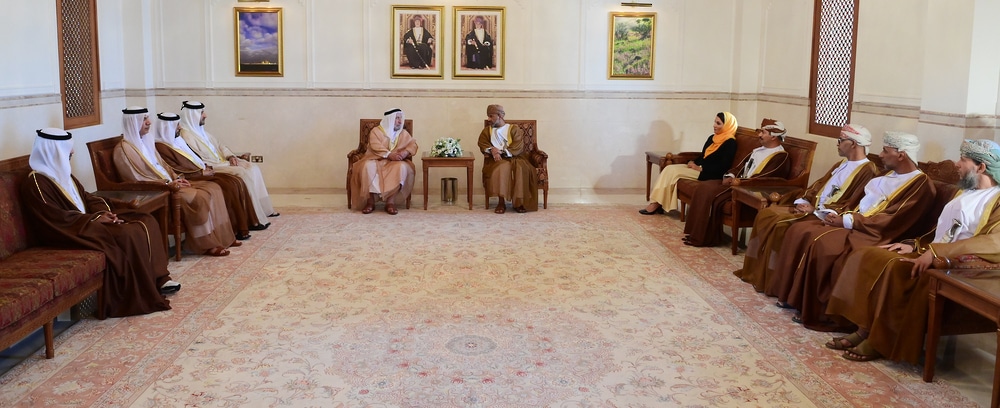 بالصور: حاكم الشارقة يزور مركز جامعة السُّلطان قابوس الثقافي ويتجول في المتحف الوطني