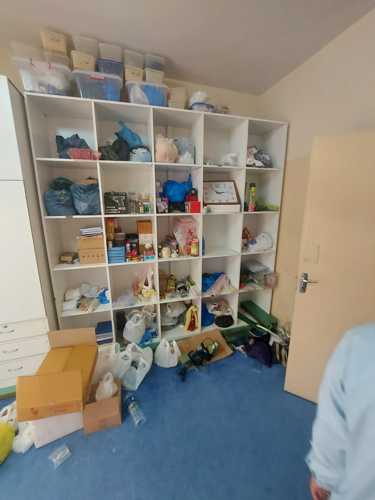 بالصور: مداهمة تكشف مُخالَفة في منزلين