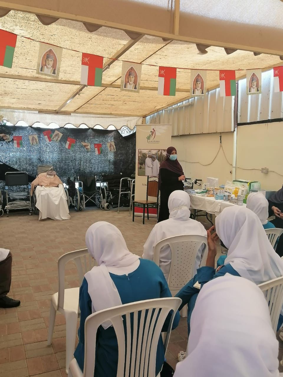 للمسنين المقعدين: هناك مبادرة خيرية لنقلهم من مكان إلى آخر