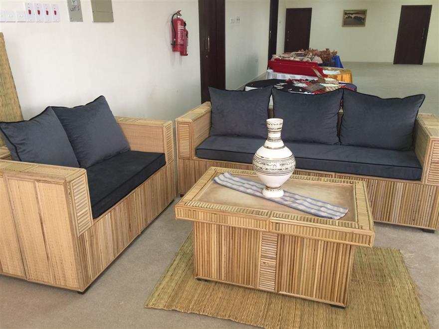 مواطن يُبدع في صناعة السعفيات بأسلوب مطوّر