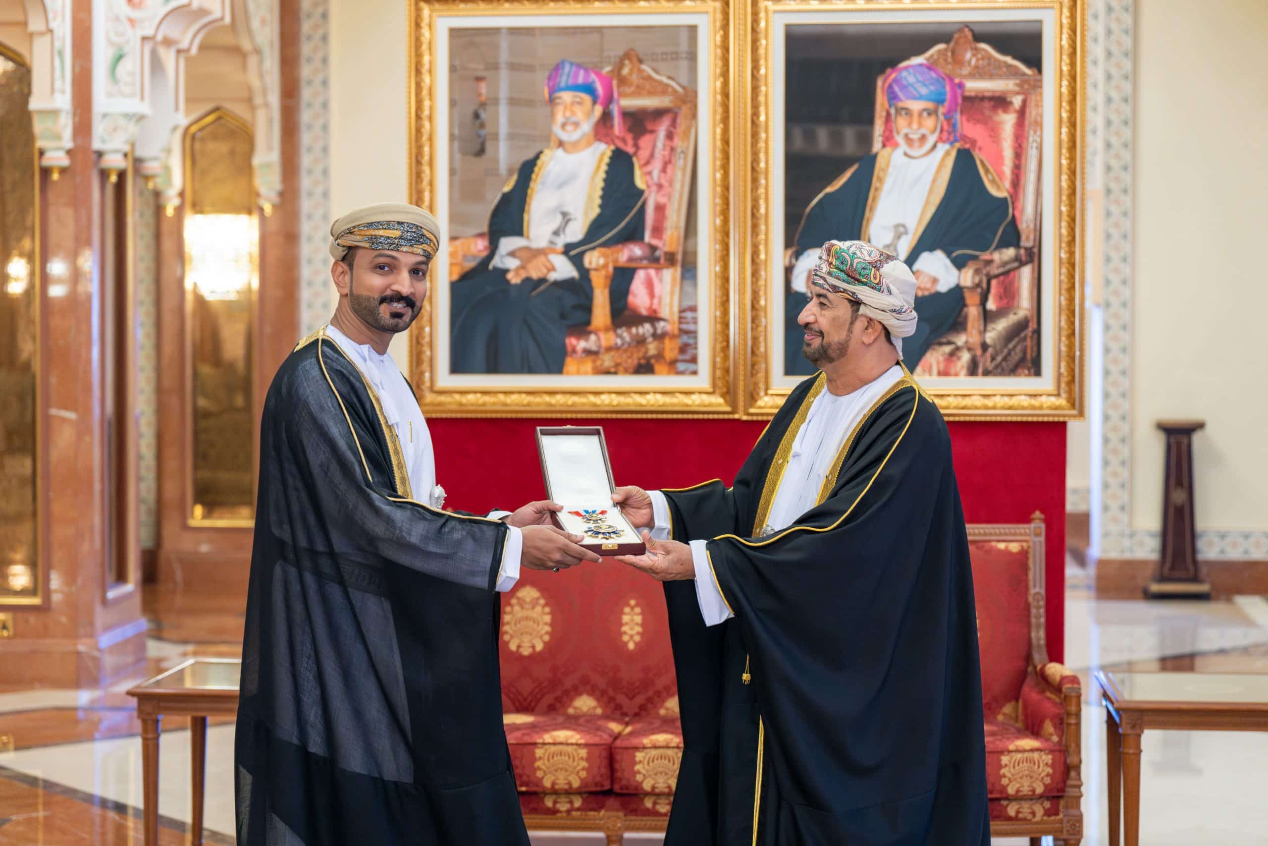 تعرّف على الشخصيات التي مُنحت أوسمة الإشادة السلطانية