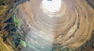 لفّها الغموض وقيلت فيها أساطير: فريق عماني يستكشف “خسفيت فوجيت”